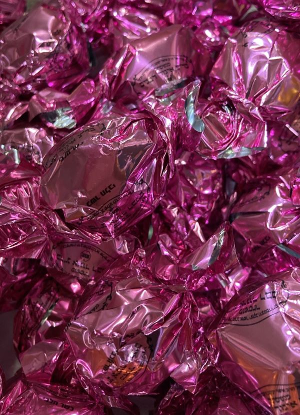 שוקולד חלב שקוף ורוד 500 גרם